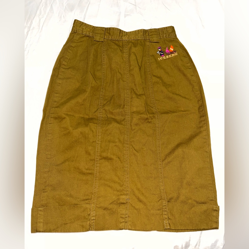 NWOT VTG women’s Y2K ICEBERG green embroidered skirt. Size 40.